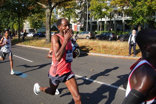 Berlin, September 27, 2026, 52nd BMW Berlin Marathon, Hohenzollerndamm in the Wilmersdorf district, at the 30-kilometer mark. Ethiopian runner Guye Adola was the first man to cross the finish line at the Berlin Marathon. On Sunday, he clocked a time of 2:02:51. This is already Adola’s second victory at the Berlin Marathon.