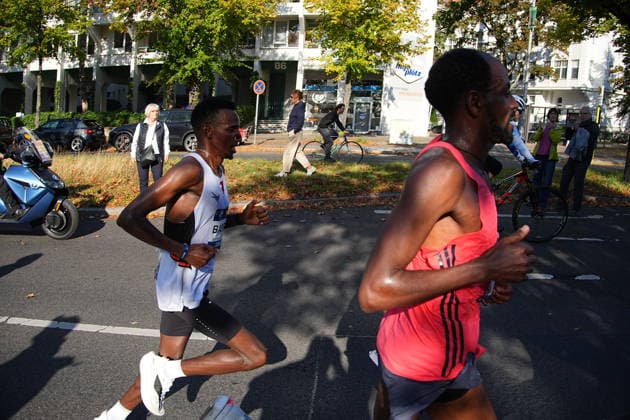 Berlin, September 27, 2026, 52nd BMW Berlin Marathon, Hohenzollerndamm in the Wilmersdorf district, at the 30-kilometer mark. Ethiopian runner Guye Adola was the first man to cross the finish line at the Berlin Marathon. On Sunday, he clocked a time of 2:02:51. This is already Adola’s second victory at the Berlin Marathon.