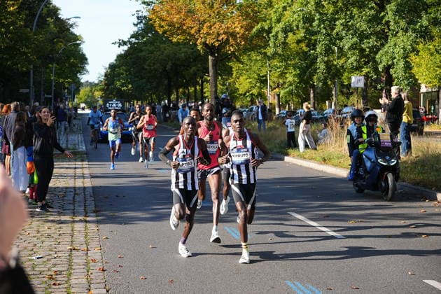 Berlin, September 27, 2026, 52nd BMW Berlin Marathon, Hohenzollerndamm in the Wilmersdorf district, at the 30-kilometer mark. Ethiopian runner Guye Adola was the first man to cross the finish line at the Berlin Marathon. On Sunday, he clocked a time of 2:02:51. This is already Adola’s second victory at the Berlin Marathon.
