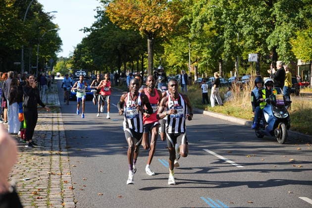 Berlin, September 27, 2026, 52nd BMW Berlin Marathon, Hohenzollerndamm in the Wilmersdorf district, at the 30-kilometer mark. Ethiopian runner Guye Adola was the first man to cross the finish line at the Berlin Marathon. On Sunday, he clocked a time of 2:02:51. This is already Adola’s second victory at the Berlin Marathon.