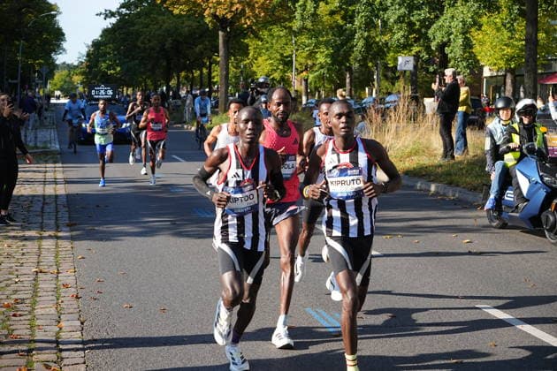 Berlin, September 27, 2026, 52nd BMW Berlin Marathon, Hohenzollerndamm in the Wilmersdorf district, at the 30-kilometer mark. Ethiopian runner Guye Adola was the first man to cross the finish line at the Berlin Marathon. On Sunday, he clocked a time of 2:02:51. This is already Adola’s second victory at the Berlin Marathon.