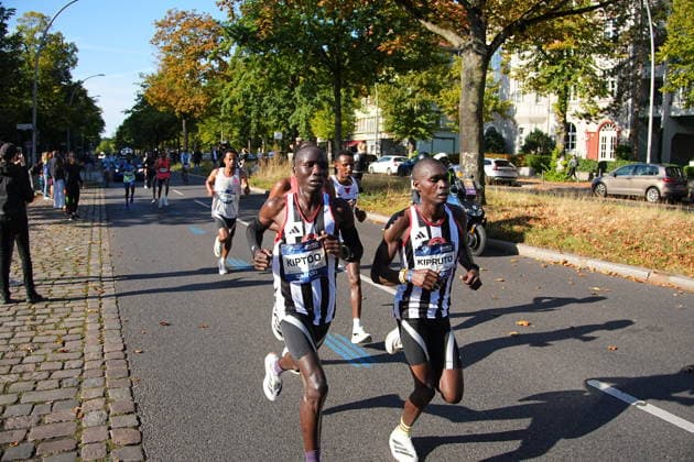 Berlin, September 27, 2026, 52nd BMW Berlin Marathon, Hohenzollerndamm in the Wilmersdorf district, at the 30-kilometer mark. Ethiopian runner Guye Adola was the first man to cross the finish line at the Berlin Marathon. On Sunday, he clocked a time of 2:02:51. This is already Adola’s second victory at the Berlin Marathon.