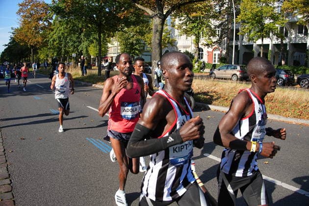 Berlin, September 27, 2026, 52nd BMW Berlin Marathon, Hohenzollerndamm in the Wilmersdorf district, at the 30-kilometer mark. Ethiopian runner Guye Adola was the first man to cross the finish line at the Berlin Marathon. On Sunday, he clocked a time of 2:02:51. This is already Adola’s second victory at the Berlin Marathon.