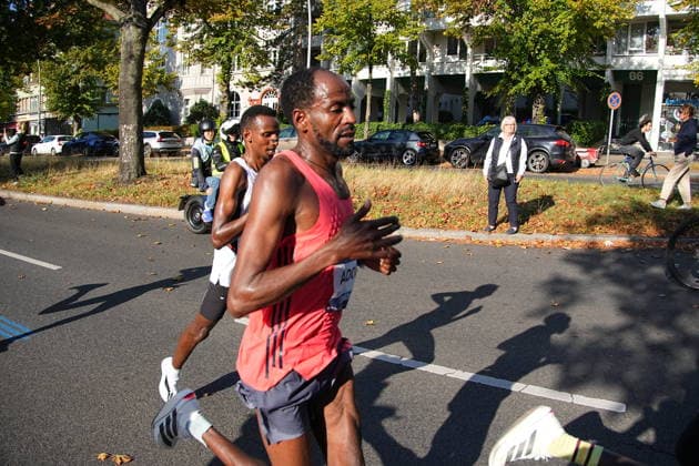 Berlin, September 27, 2026, 52nd BMW Berlin Marathon, Hohenzollerndamm in the Wilmersdorf district, at the 30-kilometer mark. Ethiopian runner Guye Adola was the first man to cross the finish line at the Berlin Marathon. On Sunday, he clocked a time of 2:02:51. This is already Adola’s second victory at the Berlin Marathon.