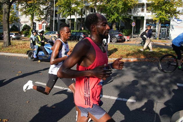 Berlin, September 27, 2026, 52nd BMW Berlin Marathon, Hohenzollerndamm in the Wilmersdorf district, at the 30-kilometer mark. Ethiopian runner Guye Adola was the first man to cross the finish line at the Berlin Marathon. On Sunday, he clocked a time of 2:02:51. This is already Adola’s second victory at the Berlin Marathon.