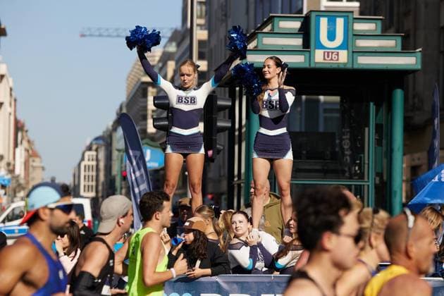 52 Berlin Marathon 2026 ** FOR EDITORIAL PURPOSES ONLY ** EDITORIAL USE ONLY ** p Cheerleaders liven up the atmosphere at the Berlin Marathon Germany Berlin Berlin Copyright JörgxCarstensen Copyright: JörgxCarstensen doc87s6hy2cixt1edt3kac1 ,EDITORIAL USE ONLY Copyright: JörgxCarstensen