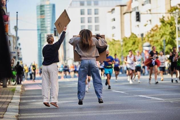 52 Berlin Marathon 2026 ** FOR EDITORIAL PURPOSES ONLY ** EDITORIAL USE ONLY ** p Family members cheer on their loved ones at the Berlin Marathon Germany Berlin Berlin Copyright JörgxCarstensen Copyright: JörgxCarstensen doc87s6hysz7z81huwjeeqt ,EDITORIAL USE ONLY Copyright: JörgxCarstensen