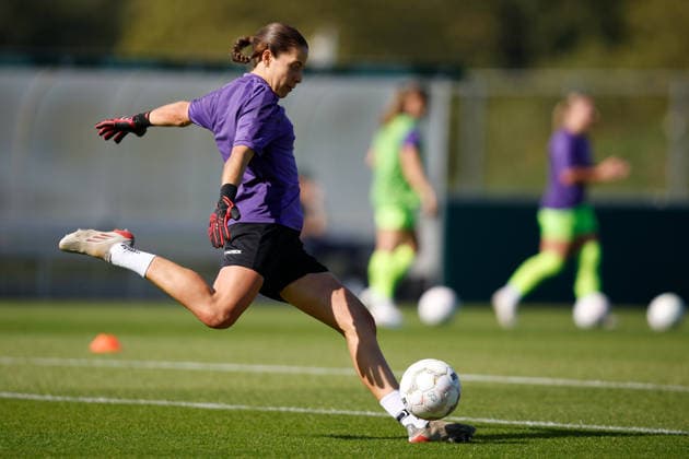Soccer I Women s I 2026–2027 Season I DFB Cup I FC Schalke 04 vs. SGS Essen I September 27, 2026 Julia Kassen 32, SGS Essen takes a free kick during warm-ups; close-up, portrait, single photo, single image, body; Gelsenkirchen Parkstadion, North Rhine-Westphalia, Germany Copyright: xLobeca CedricxSiefkerx