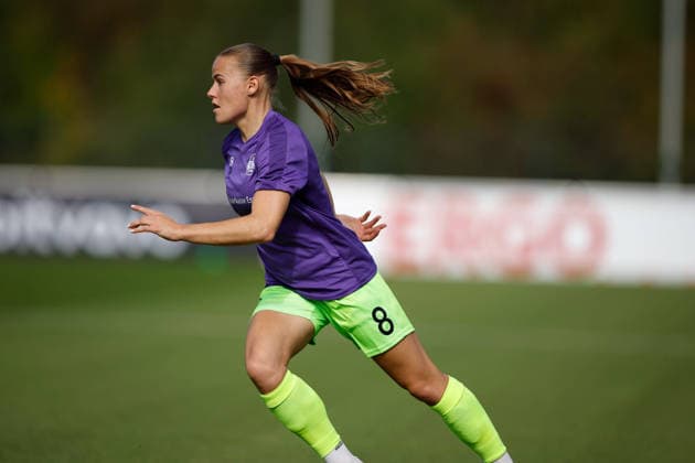 Soccer I Women s I 2026–2027 Season I DFB Cup I FC Schalke 04 vs. SGS Essen I September 27, 2026 Antonia Baaß 8, SGS Essen warms up and prepares to sprint; cutaway shot, close-up, portrait, individual photo, single frame, body; Gelsenkirchen Parkstadion, North Rhine-Westphalia, Germany Copyright: xLobeca CedricxSiefkerx