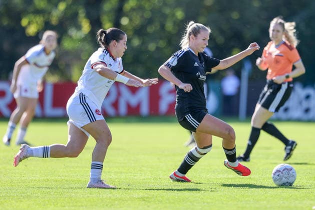 From left: Jonna Brengel (1, FC Nürnberg) and Paula Rößeling (15, ATS Buntentor) in a one-on-one battle, duel, dynamic moment, action, game scene, DFB REGULATIONS PROHIBIT ANY USE OF PHOTOGRAPHS AS SEQUENCE IMAGES AND OR VIDEO-LIKE PHOTO SEQUENCES, DFB REGULATIONS PROHIBIT ANY USE OF PHOTOGRAPHS AS IMAGE SEQU, September 27, 2026, Bremen, Germany, soccer, DFB Women’s Cup, ATS Buntentor 1 FC Nuremberg xobx
