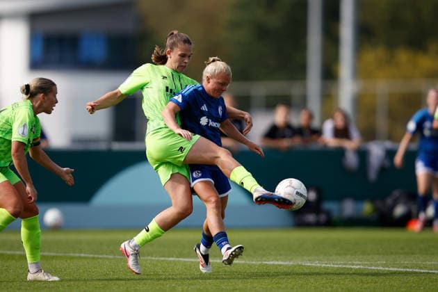 Soccer I Women s I 2026–2027 Season I DFB Cup I FC Schalke 04 vs. SGS Essen I September 27, 2026 Karla Brinkmann 17, SGS Essen, and Jule von der Laan 14, FC Schalke 04 in a tackle Gelsenkirchen Parkstadion North Rhine-Westphalia Germany Copyright: xLobeca CedricxSiefkerx
