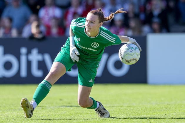 Julia Salomon, goalkeeper, ATS Buntentor, 01 on the ball, cutout, single image, full-body, action, game scene, DFB REGULATIONS PROHIBIT ANY USE OF PHOTOGRAPHS AS IMAGE SEQUENCES AND OR VIDEO-LIKE PHOTO SERIES DFB REGULATIONS PROHIBIT ANY USE OF PHOTOGRAPHS AS IMAGE SEQUENCES AND OR QUASI-VIDEO, September 27, 2026, Bremen, Germany, Soccer, DFB Women’s Cup, ATS Buntentor 1 FC Nürnberg xobx