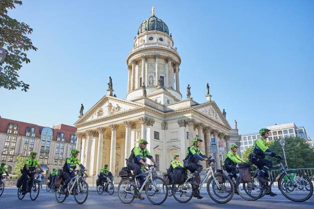 52 Berlin Marathon 2026 ** FOR EDITORIAL PURPOSES ONLY ** EDITORIAL USE ONLY ** p A police bicycle escort passes by the Gendarmenmarkt during the Berlin Marathon Germany Berlin Berlin Copyright JörgxCarstensen Copyright: JörgxCarstensen doc87s7f882g5kralz4rj6 ,EDITORIAL USE ONLY Copyright: JörgxCarstensen