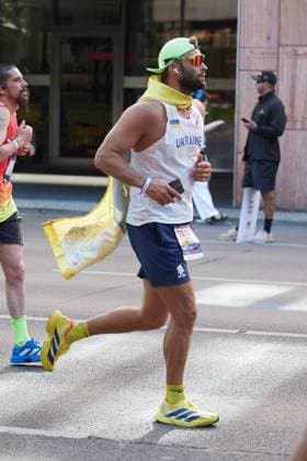 52 Berlin Marathon 2026 ** FOR EDITORIAL PURPOSES ONLY ** EDITORIAL USE ONLY ** p A runner, apparently from Ukraine, participates in the Berlin Marathon Germany Berlin Berlin Copyright JörgxCarstensen Copyright: JörgxCarstensen doc87s7nk9p0yw1okjeq1o ,EDITORIAL USE ONLY Copyright: JörgxCarstensen
