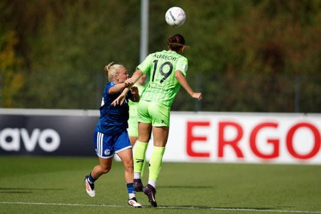 Soccer I Women s I 2026–2027 Season I DFB Cup I FC Schalke 04 vs. SGS Essen I September 27, 2026 Selina Albrecht, 19, SGS Essen, with Jule von der Laan, 14, FC Schalke 04 in a header duel at the Parkstadion in Gelsenkirchen, North Rhine-Westphalia, Germany Copyright: xLobeca CedricxSiefkerx