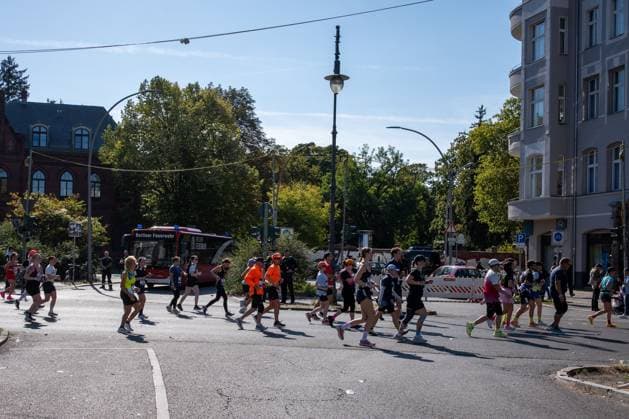Thousands take part in Berlin Marathon BERLIN, GERMANY, SEPTEMBER 27, 2026: Thousands of runners take part in the Berlin Marathon, following the 42.195-kilometre course through the streets of the German capital. The annual race brings together elite athletes and amateur runners from around the world. Berlin Germany Copyright: x xjessxflomx xJNAxPressx