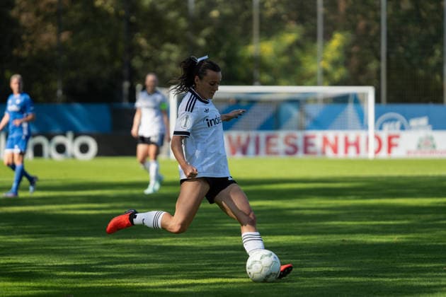 September 27, 2026, xjyhynx, Women s DFB Cup First Round, Karlsruher SC vs. Eintracht Frankfurt, from left: Hayley Raso 16, Eintracht Frankfurt on a cross by Karlsruhe