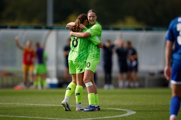 Soccer I Women s I 2026–2027 Season I DFB Cup I FC Schalke 04 vs. SGS Essen I September 27, 2026 Antonia Baaß 8, SGS Essen’s Antonia Baaß (8) and Laura Bröring (10) celebrate a goal, hugging and laughing at the Parkstadion in Gelsenkirchen, North Rhine-Westphalia, Germany Copyright: xLobeca CedricxSiefkerx