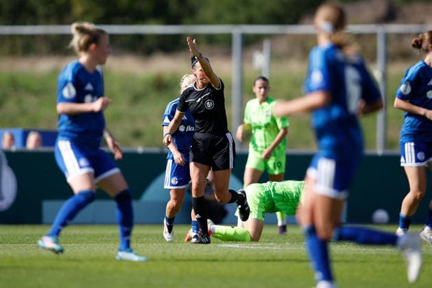 Soccer I Women s I 2026–2027 Season I DFB Cup I FC Schalke 04 vs. SGS Essen I September 27, 2026 Nadine Westerhoff, referee, signals an advantage Gelsenkirchen Parkstadion North Rhine-Westphalia, Germany Copyright: xLobeca CedricxSiefkerx