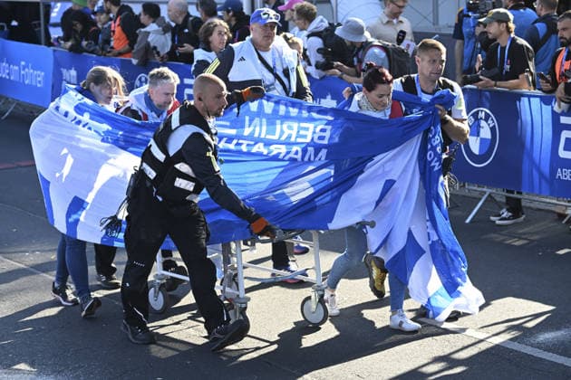2026 Berlin Marathon BERLIN, GERMANY - SEPTEMBER 27: Health teams treat athletes after 2026 Berlin Marathon, where thousands of runners from around the world competed over a 42.195-kilometer course passing iconic landmarks in Berlin, Germany on September 27, 2026. Halil Sagirkaya Anadolu Berlin Germany. Editorial use only. Please get in touch for any other usage.  Copyright: x2026xAnadoluxHalilxSagirkayax