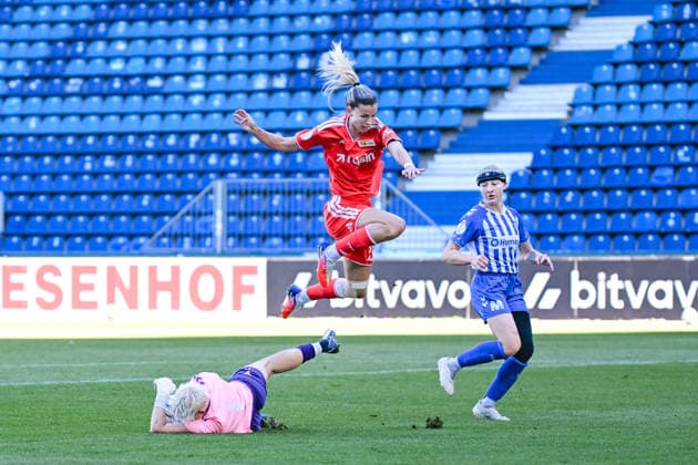 Soccer I Women s I 2026–2027 Season I DFB Cup I 1 FC Magdeburg vs. 1 FC Union Berlin I September 27, 2026 Nele Bauereisen 23, 1 FC Union Berlin jumps over goalkeeper Pearl Neumann 1, 1 FC Magdeburg, Magdeburg, Avnet Arena, Heinz Krügel Platz 1, Saxony-Anhalt, Germany Copyright: xLobeca InesxHähnelx