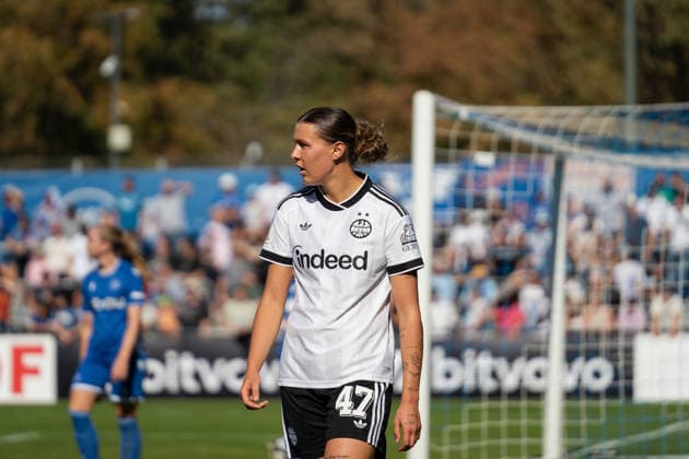 September 27, 2026, xjyhynx, Women s DFB Cup First Round, Karlsruher SC vs. Eintracht Frankfurt, from left: Larissa Mühlhaus 47, Eintracht Frankfurt runs toward the corner kick for Karlsruhe
