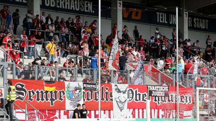 Regional League soccer match between Rot Weiß Oberhausen and SV Rödinghausen at the Niederrhein Stadium in Oberhausen ** FOR EDITORIAL USE ONLY ** EDITORIAL USE ONLY ** p Regional League soccer match between Rot Weiß Oberhausen (red jerseys) and SV Rödinghausen (black jerseys) on Sunday, September 27, 2026, at the Niederrhein Stadium in Oberhausen. Photo by Frank Oppitz, FUNKE Photo Services p Sports, Germany, North Rhine-Westphalia, Oberhausen. Copyright FrankxOppitz Copyright: FrankxOppitz doc87s8feagdky6ylpba5t ,EDITORIAL USE ONLY Copyright: FrankxOppitz