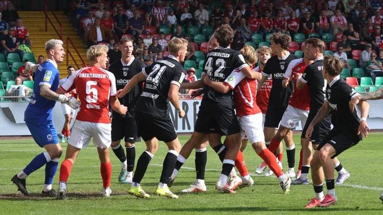Regional League soccer match between Rot Weiß Oberhausen and SV Rödinghausen at the Niederrhein Stadium in Oberhausen ** FOR EDITORIAL USE ONLY ** EDITORIAL USE ONLY ** p Regional League soccer match between Rot Weiß Oberhausen (red jerseys) and SV Rödinghausen (black jerseys) on Sunday, September 27, 2026, at the Niederrhein Stadium in Oberhausen. Photo by Frank Oppitz, FUNKE Photo Services p Sports, Germany, North Rhine-Westphalia, Oberhausen. Copyright FrankxOppitz Copyright: FrankxOppitz doc87s8felavol13ivvuqw7 ,EDITORIAL USE ONLY Copyright: FrankxOppitz