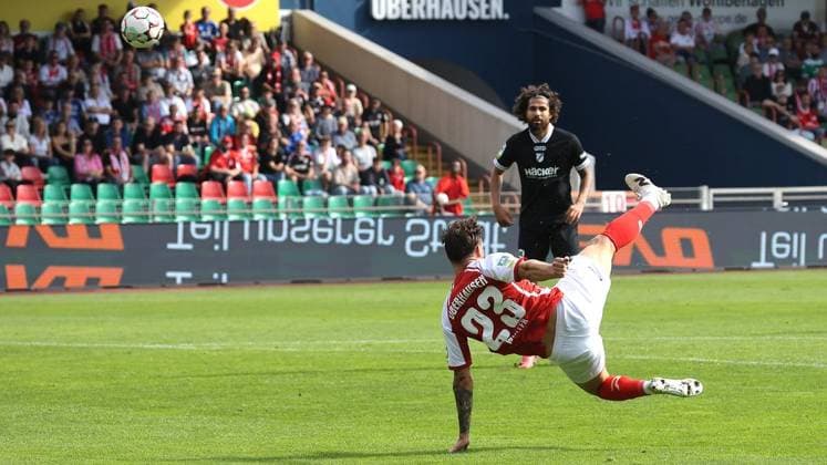 Regional League soccer match between Rot Weiß Oberhausen and SV Rödinghausen at the Niederrhein Stadium in Oberhausen ** FOR EDITORIAL PURPOSES ONLY ** EDITORIAL USE ONLY ** p Nils Winter, No. 23 of RWO, wearing a red jersey for Rot Weiß Oberhausen and SV Rödinghausen wearing black jerseys during the Regional League soccer match on Sunday, September 27, 2026, at the Niederrhein Stadium in Oberhausen. Photo by Frank Oppitz, FUNKE Photo Services p Sports Germany NRW Oberhausen. Copyright FrankxOppitz Copyright: FrankxOppitz doc87s8gaev2erss2eehhv ,EDITORIAL USE ONLY Copyright: FrankxOppitz