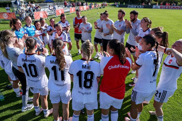 Players from 1 FC Nürnberg celebrating their victory, rejoicing over the game they won, DFB REGULATIONS PROHIBIT ANY USE OF PHOTOGRAPHS AS IMAGE SEQUENCES AND OR VIDEO-LIKE PHOTO SERIES DFB REGULATIONS PROHIBIT ANY USE OF PHOTOGRAPHS AS IMAGE SEQUAND OR VIDEO-LIKE PHOTO SEQUENCES, September 27, 2026, Bremen, Germany, Soccer, DFB Women’s Cup, ATS Colorful Goal 1 FC Nürnberg xobx