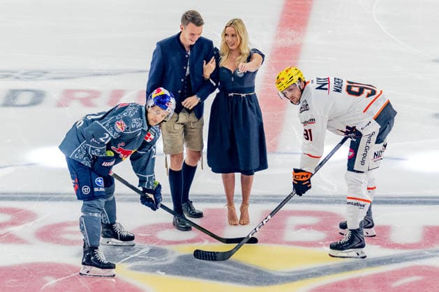 Oktoberfest Playmate Valentina Ruckle performs the Anbully between Dominik Kahun of EHC Red Bull Munich (21) and Austin Wagner of Löwen Frankfurt (91) GER, EHC Red Bull Munich vs. Löwen Frankfurt ice hockey, DEL, 2026–2027 season, Matchday 4, September 27, 2026. Photo: HMB Media, Franz Feiner Copyright: HMBxMedia FranzxFeiner