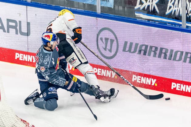 Battle for the Puck: Face-off between Lucas Thaler (EHC Red Bull Munich, 48) and Bjoern Krupp (Loewen Frankfurt, 05 GER), EHC Red Bull Munich vs. Loewen Frankfurt Ice Hockey, DEL, 2026–2027 Season, Matchday 4, September 27, 2026 Photo: HMB Media, Franz Feiner Copyright: HMBxMedia FranzxFeiner