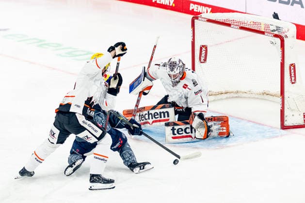 Fabio Kose of the Loewen Frankfurt (No. 20) blocks a shot on goal by Elis Hede of the EHC Red Bull Munich (No. 10) on Nico Pertuch, goaltender for the Loewen Frankfurt (No. 01), GER, EHC Red Bull Munich vs. Löwen Frankfurt Ice Hockey, DEL, 2026–2027 Season, Matchday 4, September 27, 2026 Photo by HMB Media, Franz Feiner Copyright: HMBxMedia FranzxFeiner