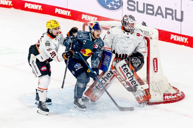 Anthony Romano of the Loewen Frankfurt, No. 29, defends against Brady Ferguson of the EHC Red Bull Munich, No. 12, in front of the net of Nico Pertuch, goalie for the Loewen Frankfurt, No. 01 (GER), EHC Red Bull Munich vs. Loewen Frankfurt Ice Hockey, DEL, 2026–2027 Season, Matchday 4, September 27, 2026 Photo: HMB Media, Franz Feiner Copyright: HMBxMedia FranzxFeiner