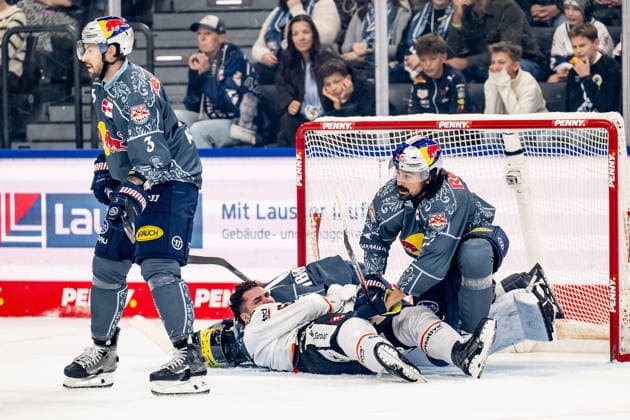 Here, Matthew Wedman of Loewen Frankfurt, No. 67, is being checked by Trevor Carrick of EHC Red Bull Munich, No. 44, against goalie Antoine Bibeau of EHC Red Bull Munich, No. 30; on the left is Lukas Klok of EHC Red Bull Munich, No. 03 GER, EHC Red Bull Munich vs. Löwen Frankfurt ice hockey, DEL, 2026–2027 season, Matchday 4, September 27, 2026. Photo: HMB Media, Heike Feiner Copyright: HMBxMedia HeikexFeiner