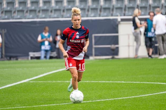 Linda Dallmann, FC Bayern Munich, No. 10, warms up for Borussia Mönchengladbach vs. FC Bayern Munich, soccer, DFB Women s Cup, First Round, 2026–2027 season, September 27, 2026 DFL DFB regulations prohibit any use of photographs as image sequences and or quasi-video Borussia Mönchengladbach vs. FC Bayern Munich, Soccer, DFB Women’s Cup, First Round, 2026–2027 Season, September 27, 2026, Mönchengladbach Copyright: xEibner-Pressefoto ThomasxHaeslerx EP_THR