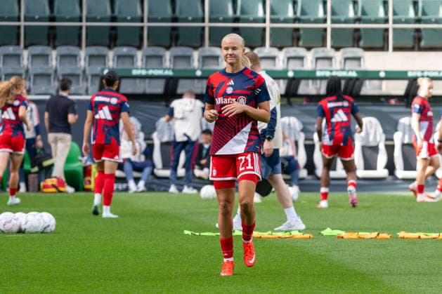 Pernille Harder, FC Bayern Munich, 21, warms up for Borussia Mönchengladbach vs. FC Bayern Munich, Soccer, DFB Women s Cup, First Round, 2026–2027 Season, September 27, 2026 DFL DFB regulations prohibit any use of photographs as image sequences and or quasi-video Borussia Mönchengladbach vs. FC Bayern Munich, Soccer, DFB Women s Cup, First Round, 2026–2027 Season, September 27, 2026, Mönchengladbach Copyright: xEibner-Pressefoto ThomasxHaeslerx EP_THR