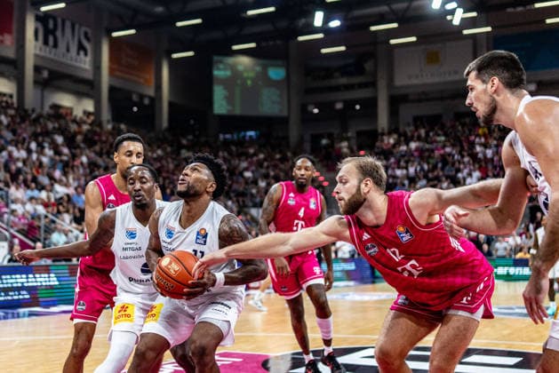 Anthony Gaines (SYNTAINICS MBC), 11 vs. Melvin Jostmann (Telekom Baskets Bonn), 12 Telekom Baskets Bonn vs. SYNTAINICS MBC, Basketball, easy Credit BBL, Matchday 3, 2026–2027, September 27, 2026 Telekom Baskets Bonn vs. SYNTAINICS MBC, Basketball, easyCredit BBL, Matchday 3, 2026–2027, September 27, 2026 Bonn Copyright: xEibner-Pressefoto GerhardxWingenderx EP_GWR