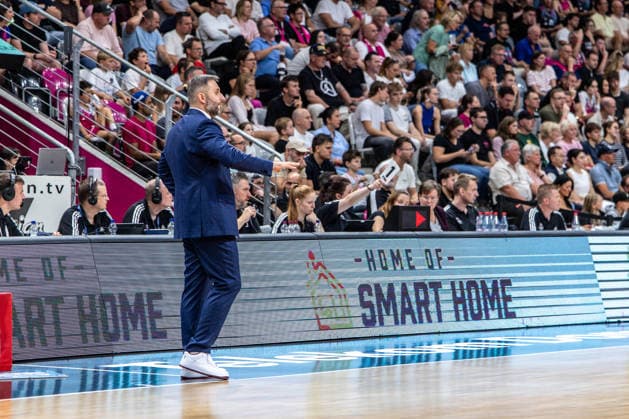 Vladimir Jovanovic, Head Coach of SYNTAINICS MBC, gives instructions during the Telekom Baskets Bonn vs. SYNTAINICS MBC game, Basketball, easy Credit BBL, Matchday 3, 2026–2027, September 27, 2026, Telekom Baskets Bonn vs. SYNTAINICS MBC, Basketball, easyCredit BBL, Matchday 3, 2026–2027, September 27, 2026, Bonn Copyright: xEibner-Pressefoto GerhardxWingenderx EP_GWR
