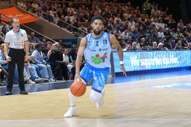 September 27, 2026, xgox, easyCredit BBL Basketball, Braunschweig Lions vs. Rostock Seawolves, emspor, from left: Zach Copeland (Rostock), 2 m from the ball, Braunschweig player handling the ball