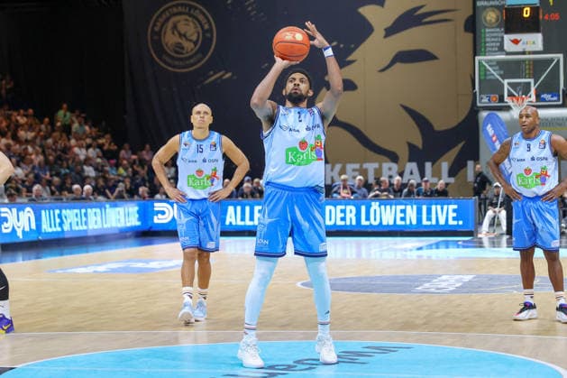 September 27, 2026, xgox, Basketball easyCredit BBL, Basketball Löwen Braunschweig vs. Rostock Seawolves emspor, from left: Benjamin Schröder (Braunschweig), 2 on the ball, plays the ball (Braunschweig)