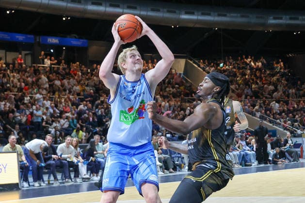 September 27, 2026, xgox, Basketball easyCredit BBL, Basketball Löwen Braunschweig vs. Rostock Seawolves emspor, from left: Bent Leuchten Rostock, 51 on the ball, plays the ball Braunschweig