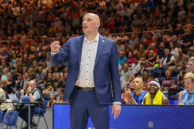 September 27, 2026, xgox, Basketball easyCredit BBL, Basketball Löwen Braunschweig vs. Rostock Seawolves emspor, from left: Przemyslaw Frasunkiewicz (Rostock), coach giving instructions, gesturing with his arms, gesticulate, gives instructions Braunschweig