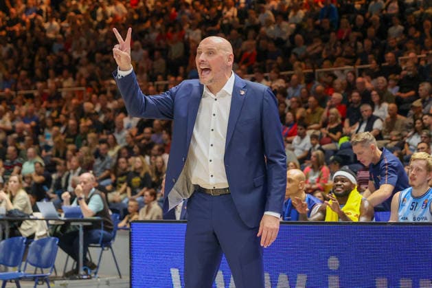 September 27, 2026, xgox, Basketball easyCredit BBL, Basketball Löwen Braunschweig vs. Rostock Seawolves emspor, from left: Przemyslaw Frasunkiewicz (Rostock), coach giving instructions, gesturing with his arms, gesticulate, gives instructions Braunschweig