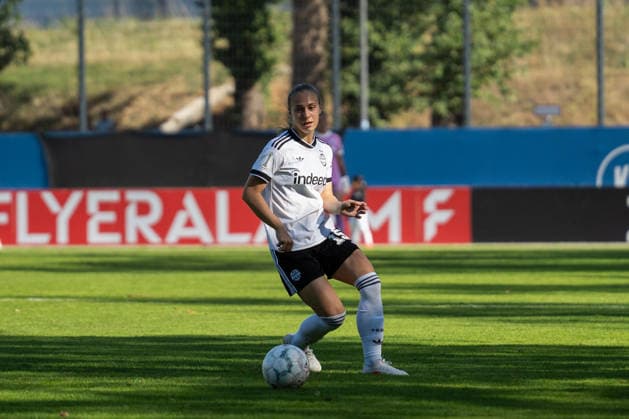 September 27, 2026, xjyhynx, Women s DFB Cup First Round, Karlsruher SC vs. Eintracht Frankfurt, from left: Jamilla Rankin 15, Eintracht Frankfurt plays a pass to Karlsruhe