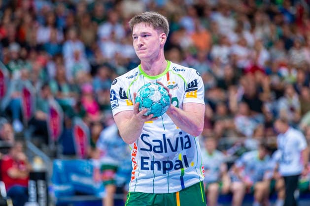 Oskar Neudeck of FRISCH AUF Göppingen, second from the left, TSV Hannover Burgdorf (blue) vs. FRISCH AUF Göppingen (green) on Matchday 6 of the 2026–2027 season in the Opel Handball Bundesliga on September 27, 2026, ZAG Arena Hannover, GER, Copyright: xJanxGuentherx xTSVxHannover-Burgdorfx
