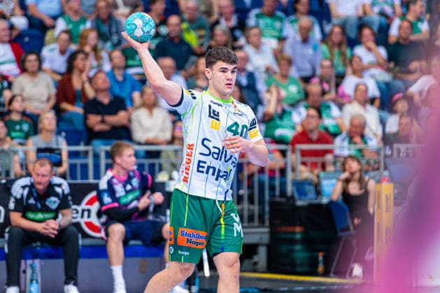 Elias Newel, FRISCH AUF Göppingen, No. 40 (left), TSV Hannover Burgdorf (blue) vs. FRISCH AUF Göppingen (green) on Matchday 6 of the 2026–2027 season in the Opel Handball Bundesliga, September 27, 2026, ZAG Arena Hannover, GER, Copyright: xJanxGuentherx xTSVxHannover-Burgdorfx