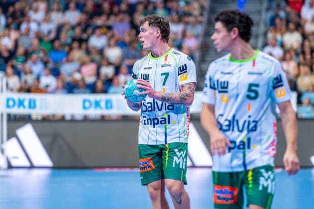 Victor Klöve of FRISCH AUF Göppingen, No. 7 from the left; TSV Hannover Burgdorf (blue) vs. FRISCH AUF Göppingen (green) on Matchday 6 of the 2026–2027 season in the Opel Handball Bundesliga on September 27, 2026, ZAG Arena Hannover, GER, Copyright: xJanxGuentherx xTSVxHannover-Burgdorfx