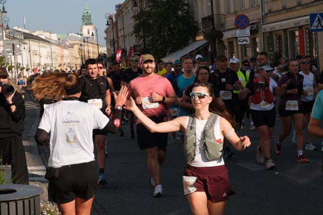 September 27, 2026, Warsaw, Masovian Voivodeship, Poland: A runner high-fives someone during the 48th Warsaw Marathon. The race has been awarded the World Athletics Elite Label for the first time in its history and is part of the European Marathon Classics (EMC) series of races. Warsaw Poland - ZUMAk204 20260927_zip_k204_016 Copyright: xRomanxKozielx