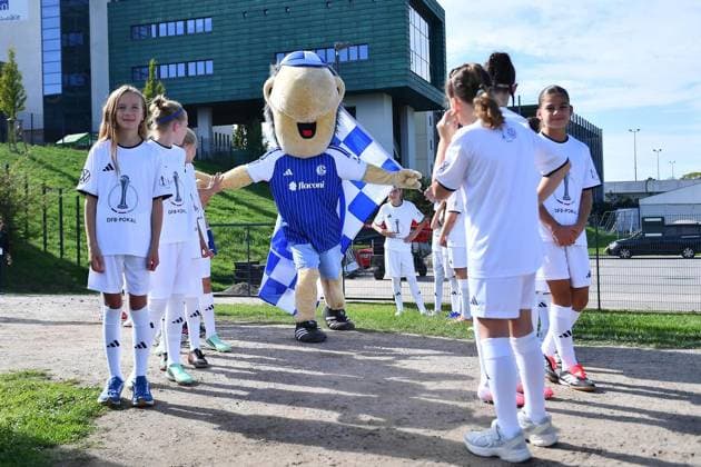 Schalke 04 vs. SGS Essen ** FOR EDITORIAL USE ONLY ** EDITORIAL USE ONLY ** Women s Soccer, DFB Cup, First Round: Schalke 04 vs. SGS Essen on September 27, 2026, at the Parkstadion in Gelsenkirchen. Erwin, the Schalke 04 mascot. Germany, North Rhine-Westphalia, Gelsenkirchen. Copyright ThorstenxTillmann Copyright: ThorstenxTillmann doc87s8vyvod921mh3tgeqt ,EDITORIAL USE ONLY Copyright: ThorstenxTillmann